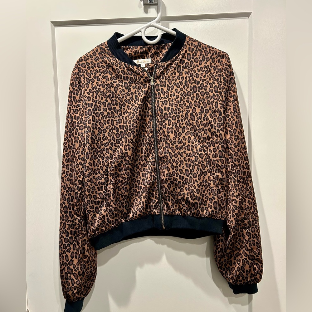 Chic animal print zippered silky jacket Women’s size L, brand Mon Reve